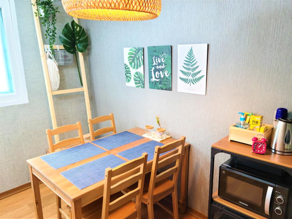 1 Min Walking To Hongik Univ STN Exit 3 - thumb 0