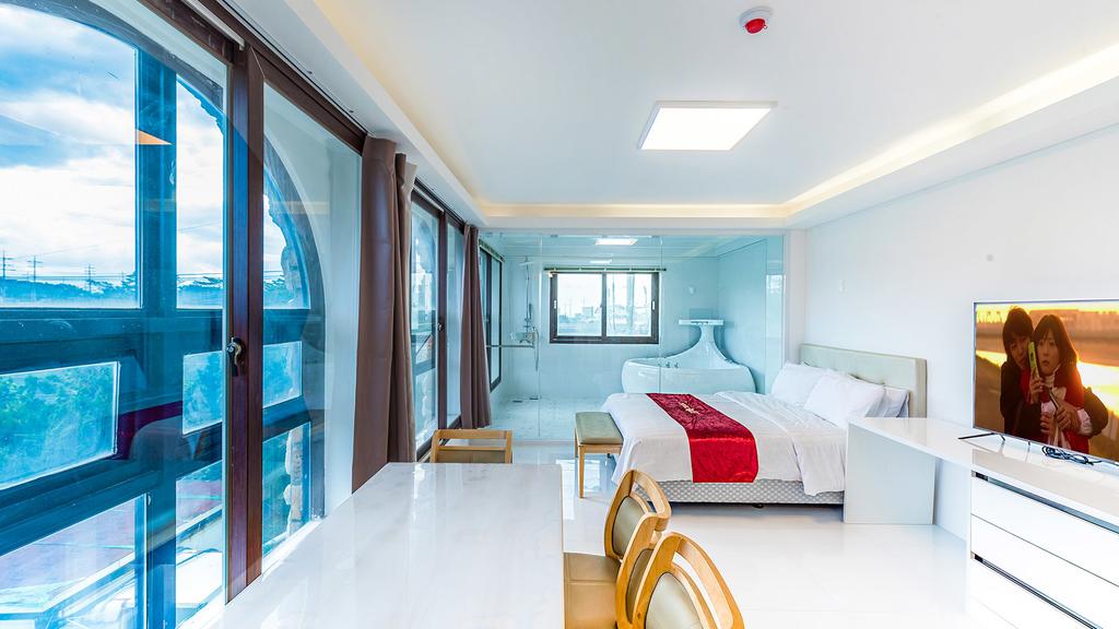 Castle Pool Resort - thumb 2