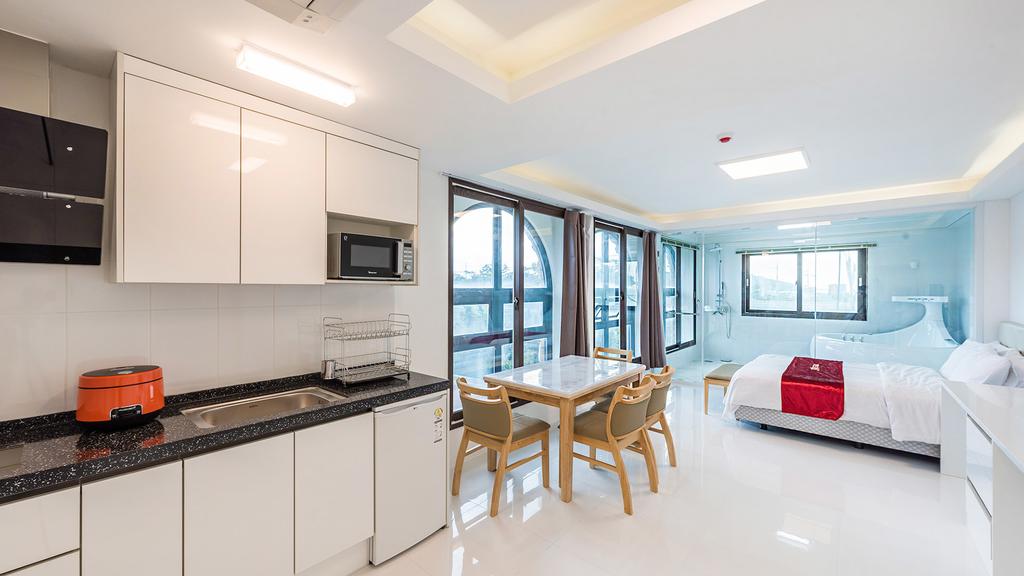 Castle Pool Resort - thumb 3