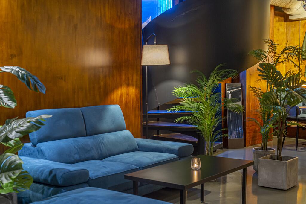 Glue Hotel - thumb 6