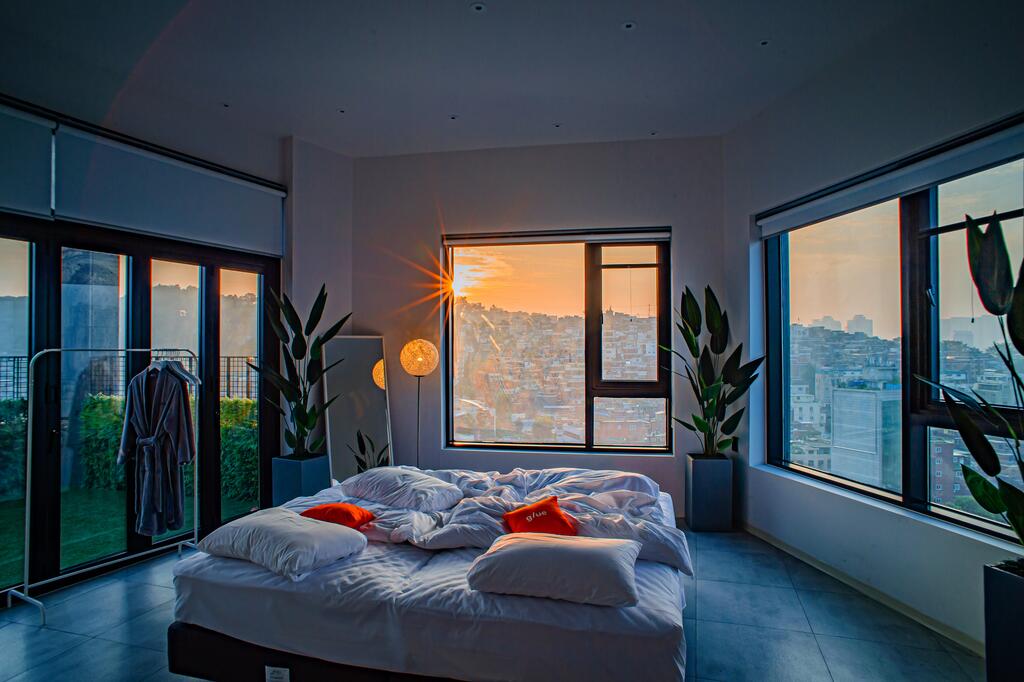 Glue Hotel - thumb 2