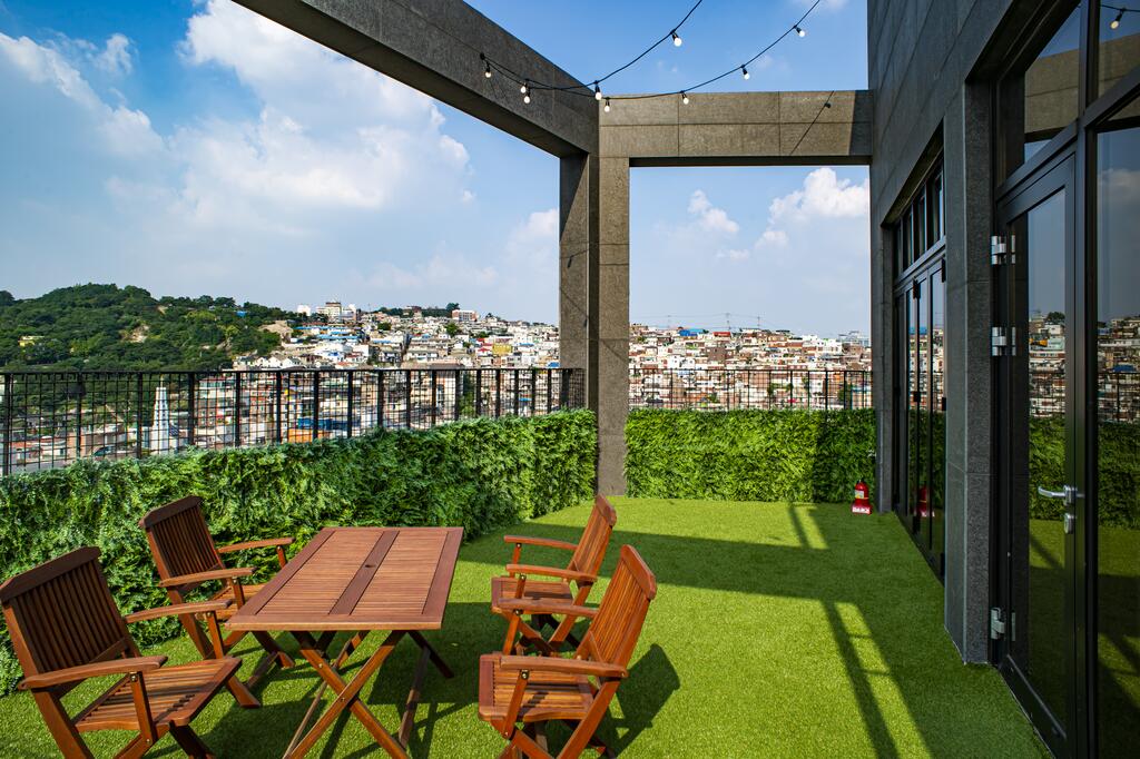 Glue Hotel - thumb 5