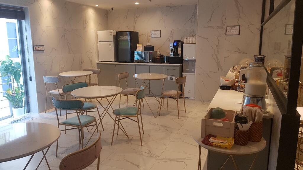 Gray 193 Hotel - thumb 6