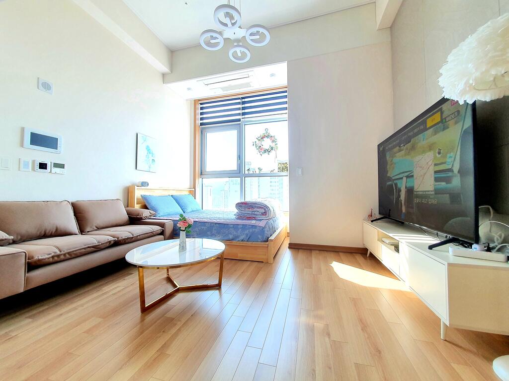 Platinum ë°˜ì›”ë‹¹ì—­ ì‚¼ì„±TV75 Netflix ìµœê³ ì¸µ - thumb 3